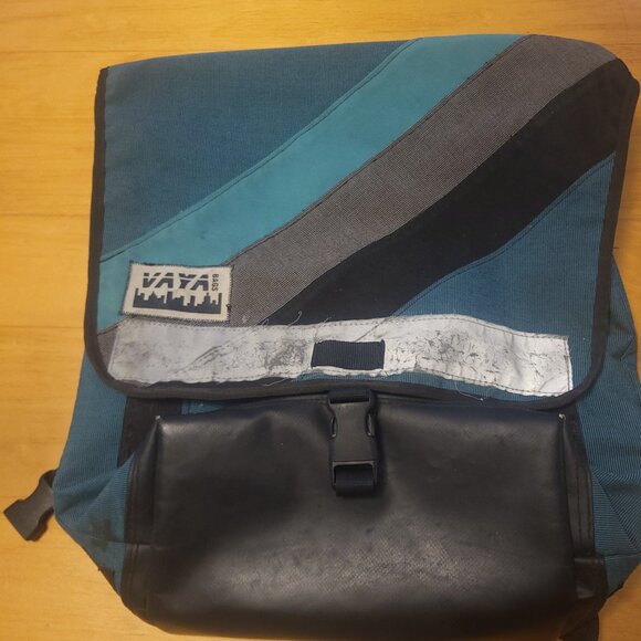 Used Vaya Flap Back bike messenger backpack blue striped - Picture 6 of 7